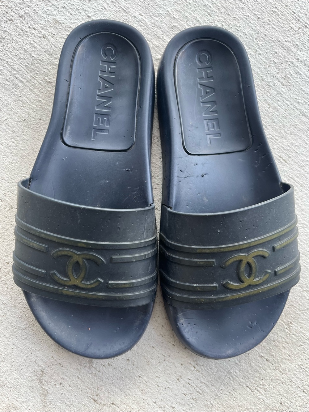 CHANEL Black Rubber Slide Sandals with CC Motif
